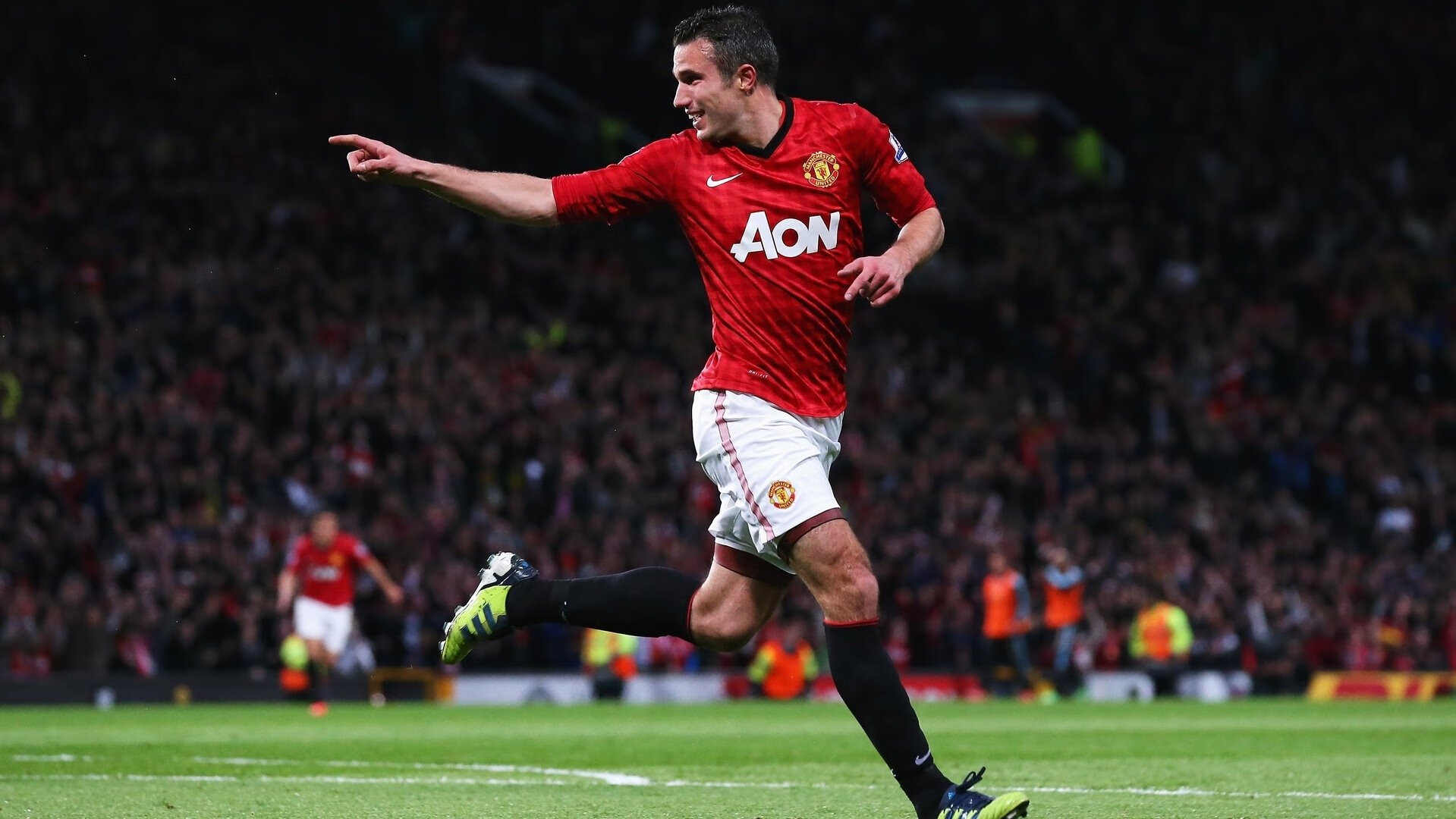 球员在比赛中凭借关键抢断逆转比赛局势，足球比赛时将球员